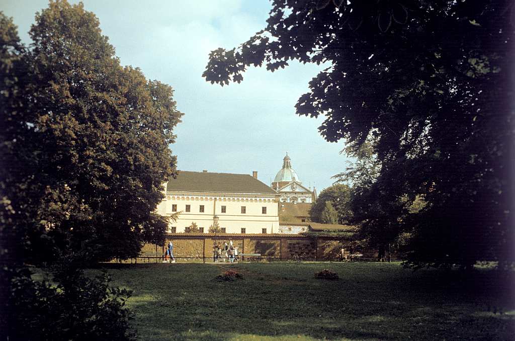 11 Fot. nr 7. Na Plantach, przy pomniku Grażyny i Litawora. Lato 1992. Fot. nr 8.