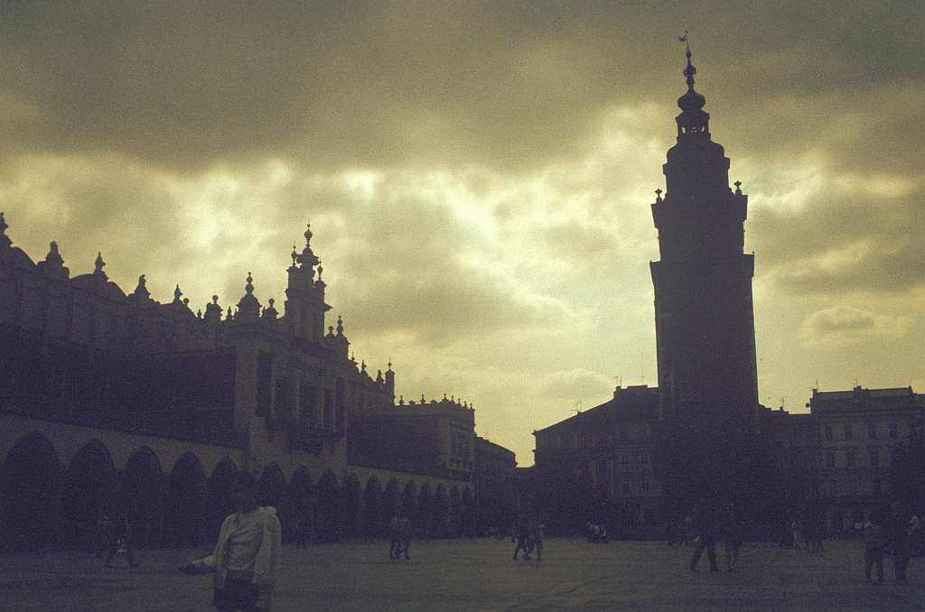 21 Fot. nr 26. Wzdłuż ulicy Brackiej w stronę Rynku Głównego. Lato 1992. Fot. nr 27.