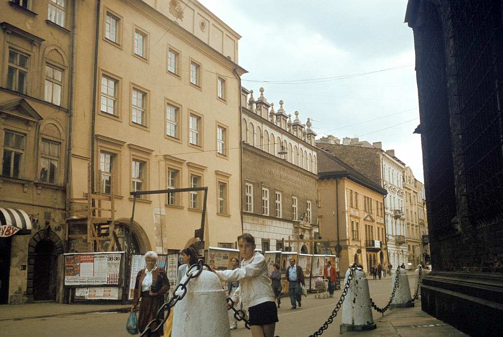 22 Fot. nr 28. Rynek Główny w ujęciu z wylotu ulicy Floriańskiej. Lato 1992.