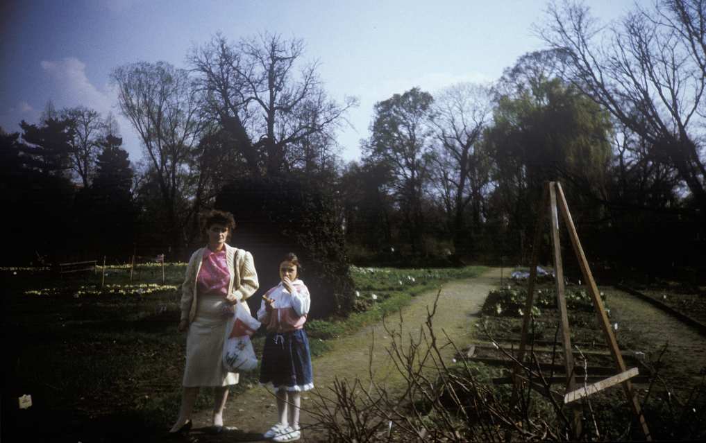 26 B. Wesoła. Ogród Botaniczny Fot. nr 36. Z budynkiem dawnego obserwatorium astronomicznego w tle.