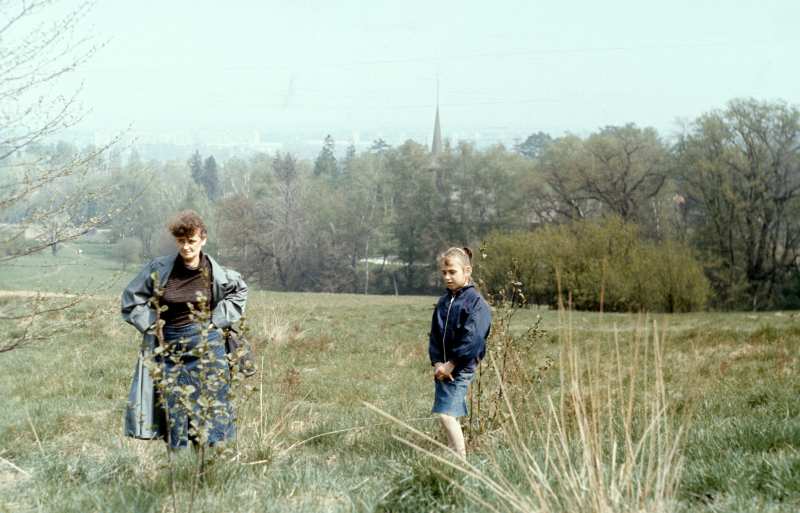 33 Fot. nr 50. Wesoła Polana. Tu widok z dołu w kierunku Sowińca. Lato 1992. Fot. nr 51 (51-53).