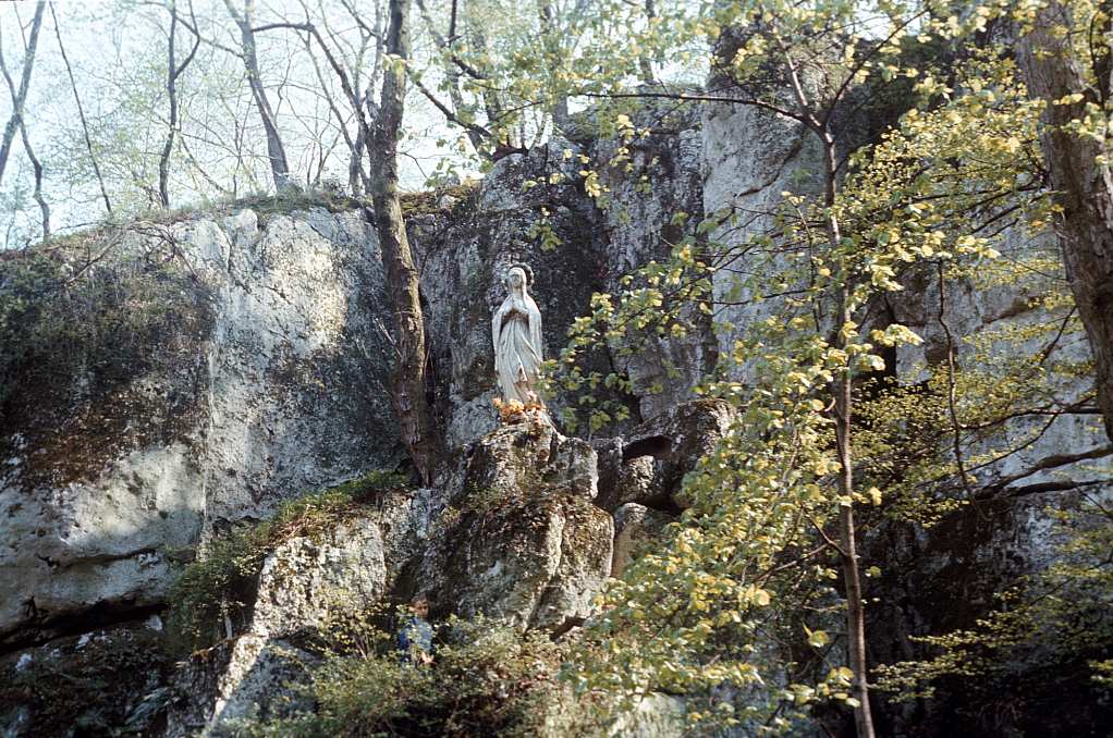 36 Fot. nr 55 (55-56). Panieńskie Skały i zdobiąca je przez dekady figura Matki Boskiej.