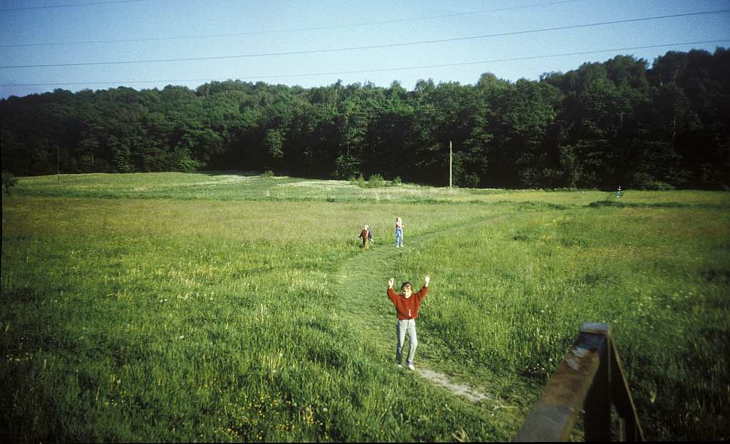 64 Fot. nr 110. W tle trwa rozbudowa osiedla Rżąka. Początek 1989. Fot. nr 111 (111-113).