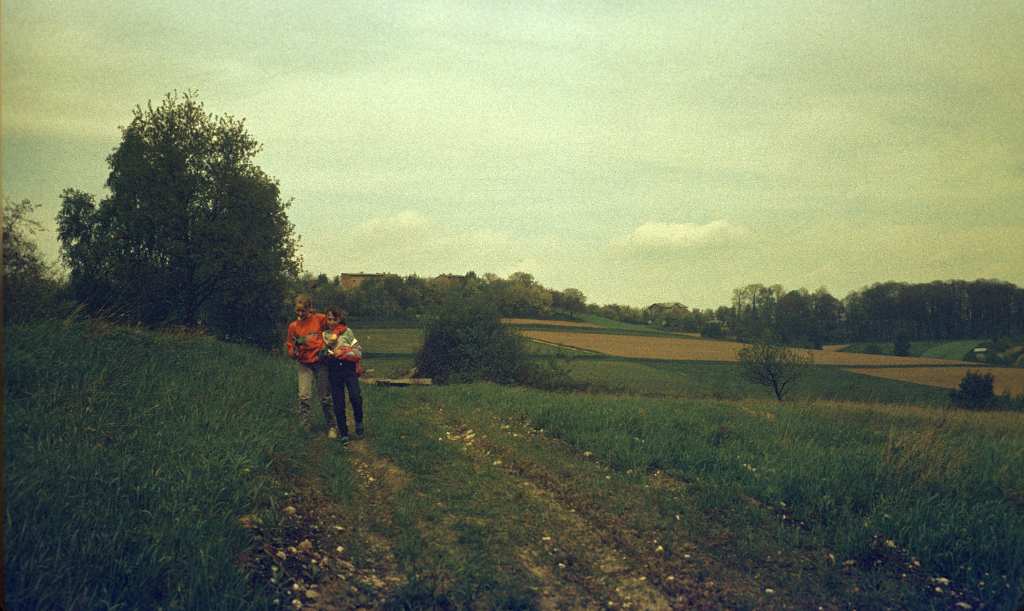 75 Fot. nr 132. W dolinie Malinówki na zboczu Rajska. Wiosna 1992. Fot. nr 133.