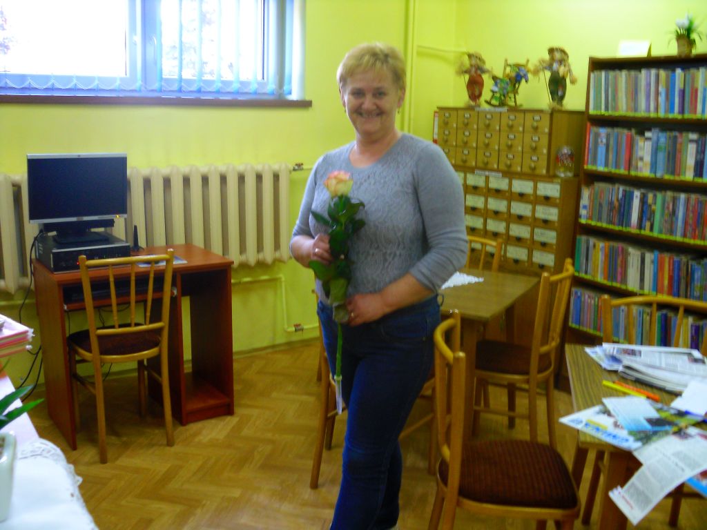 Zgodnie z tradycją kilku pierwszych czytelników, odwiedzających bibliotekę, otrzymało zwyczajowe róże.