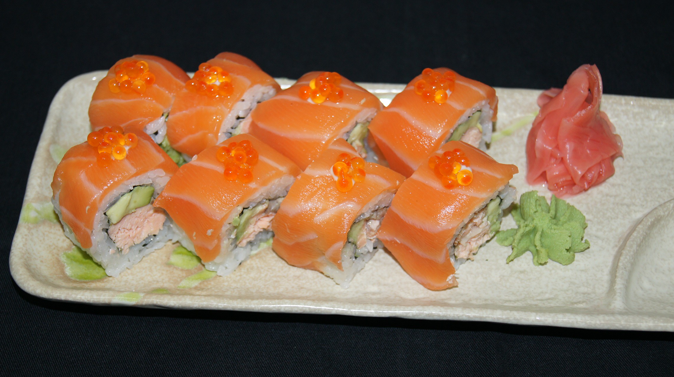 URAMAKI BIG ROLL: (5szt.) Surimi / wegetariańskie surimi ocean stix / vegetarian..... 18 Łosoś / tatar z łososia / krewetka salmon / chopped salmon / shrimps....... 22 grilled salmon.