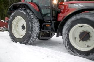 Nokian TRI2 Niezawodne działanie przez cały rok Solidny partner dla współczesnych rolników i przedsiębiorców Doskonała