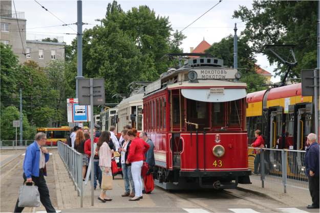 Z KART HISTORII KOMUNIKACJI 21 lat wozimy turystów (cz. I) Debiutancki przejazd zabytkowej Tetki nie należał do udanych. Tramwaj zepsuł się już podczas pierwszego kursu.