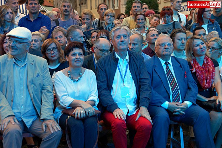 W części oficjalnej uroczystości, z okazji XX-lecia Festiwalu organizatorzy przygotowali film przypominający te ostatnie lata na lubomierskim rynku.