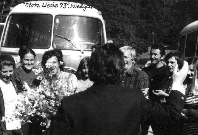 ...ofiaruje to naręcze polnych kwiatów Żabie... (Foto Zbyszek Lenard) Ten epizod pożegnalny wspominają uczestnicy do dzisiaj. Słynne granie na zwłokę.