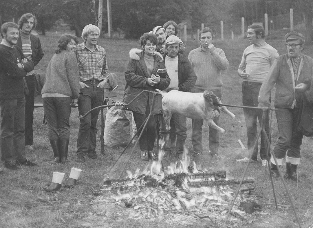 gitarze, ale nade wszystko lubił śpiewać, czego nie znosiła jego żona, równie gościnna i pogodna, mająca znakomity słuch.