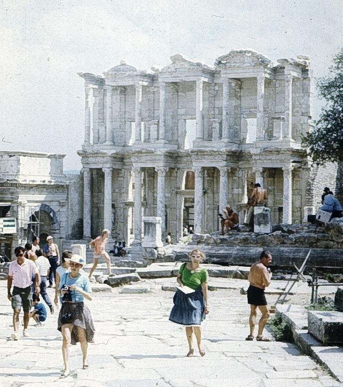 ...rozległe ruiny skłaniają do zadumy... (ruiny Efezu, z lewej Staś ze Świtezianką, obok Tancerka...) Radośnie zjeżdżamy w dół do ruin Efezu, obok miejscowości Selçuk.