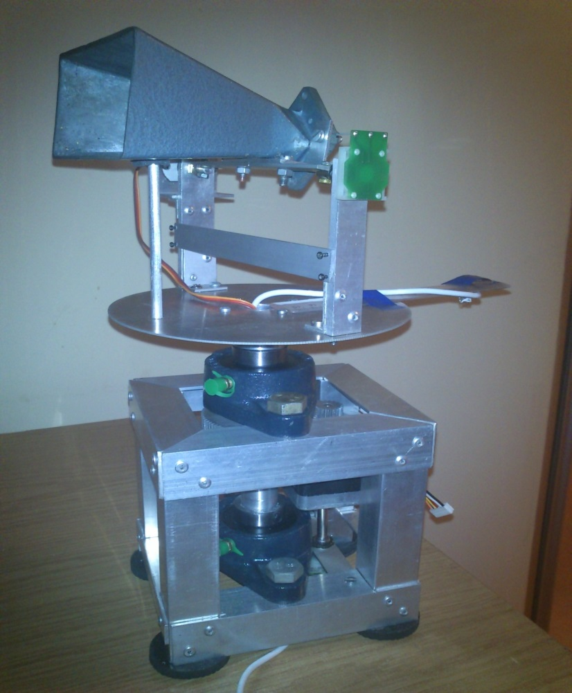MECHANIK 7/2013 W celu przebadania jakości i poprawności pracy sterowników opracowanego modelu zbudowano prototyp mechanizmu pozycjonowania anteny ISR w płaszczyźnie azymutu i elewacji rys. 8.