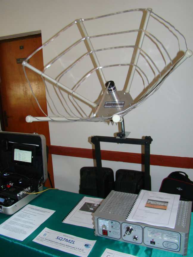 Rys. 2.4.3. Nawinięty spiralnie dipol na pasmo 7 MHz 2.5. Antena SQ7MZL Fot. 2.5.1. Antena SQ7MZL na Zjeździe Technicznym w Burzeninie (2016 r.