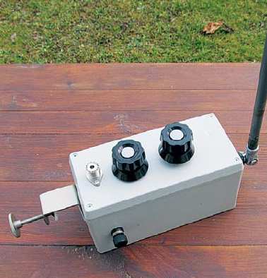 Fot. 3.4.9.Antena podłączona do FT-817 Fot. 3.4.10. Różne warianty wykonania Podobnym amatorskim rozwiązaniem jest antena opisana w numerze 6/2012 miesięcznika Funkamateur.