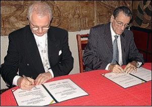 12 marca 2005 roku - podpisanie listu intencyjnego przez Burmistrza Nysy Mariana Smutkiewicza i Burmistrza Taverny Maurica Boscaverta.