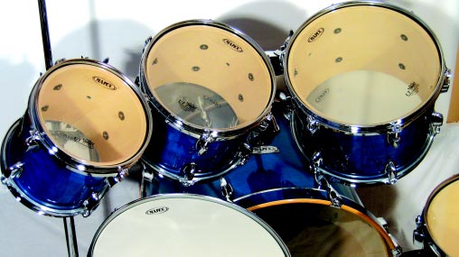 Mapex M Birch MB522-5A racji i powoduje problemy ze stabilnością. W tym przypadku klamra ma regulowaną długość i uchwyt tom tomu można przysunąć bardzo blisko głównej osi statywu.