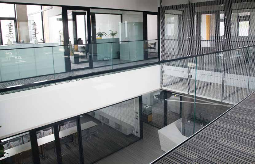 Systemy balustrad szklanych Systemy Balustrad Szklanych Balustrady szklane stanowią istotny element nowoczesnej architektury.