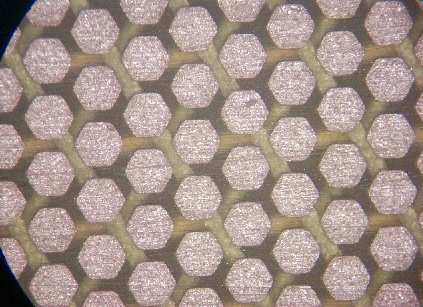 stron folii powoduje powstanie dipolowego pola elektrycznego w otworkach 50 µm Odczyt pikselowy Micro-Pattern Gas Detectors Ions 140 µm Micromegas: 3.10 6 Hz mm -2 40 % 60 % F. Sauli, Nucl. Instrum.