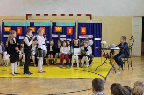 Dnia 11 grudnia 2013 r. o godzinie 10.00 na dużej sali gimnastycznej naszej szkoły odbyło się przedstawienie pt. W Tuwimowie w wykonaniu klas II. Organizatorami tego przedstawienia były p.