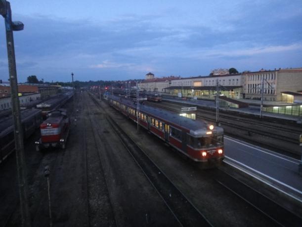 Przez teren województwa przebiegają szlaki kolejowe o znaczeniu zarówno państwowym jak i regionalnym. Gęstość sieci kolejowej w 2011 r. ogółem wynosiła 5,7 km na 100 km 2.