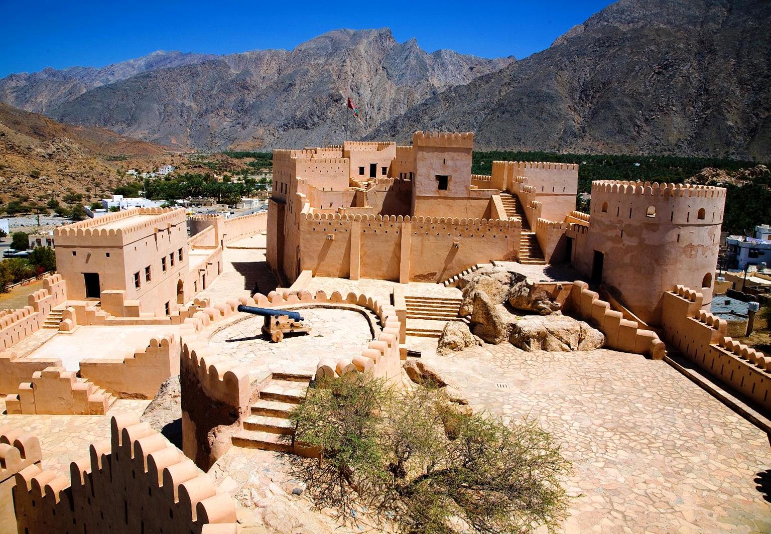 DZIEŃ 7, MUSCAT NAKHAL SOHAR AL AIN Twierdza Nakhal Zwiedzanie Sohar i przerwa na obiad Nocleg w Al Ain (ZEA) Żegnaj Oman Odwiedź Nakhal i zwiedź jedną