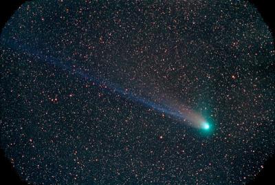 Komety poruszają się po orbitach eliptycznych Zbliżając się do Słońca lód paruje tworząc otoczkę (głowę) komety Warkocz komety to efekt oddziaływania głowy komety z