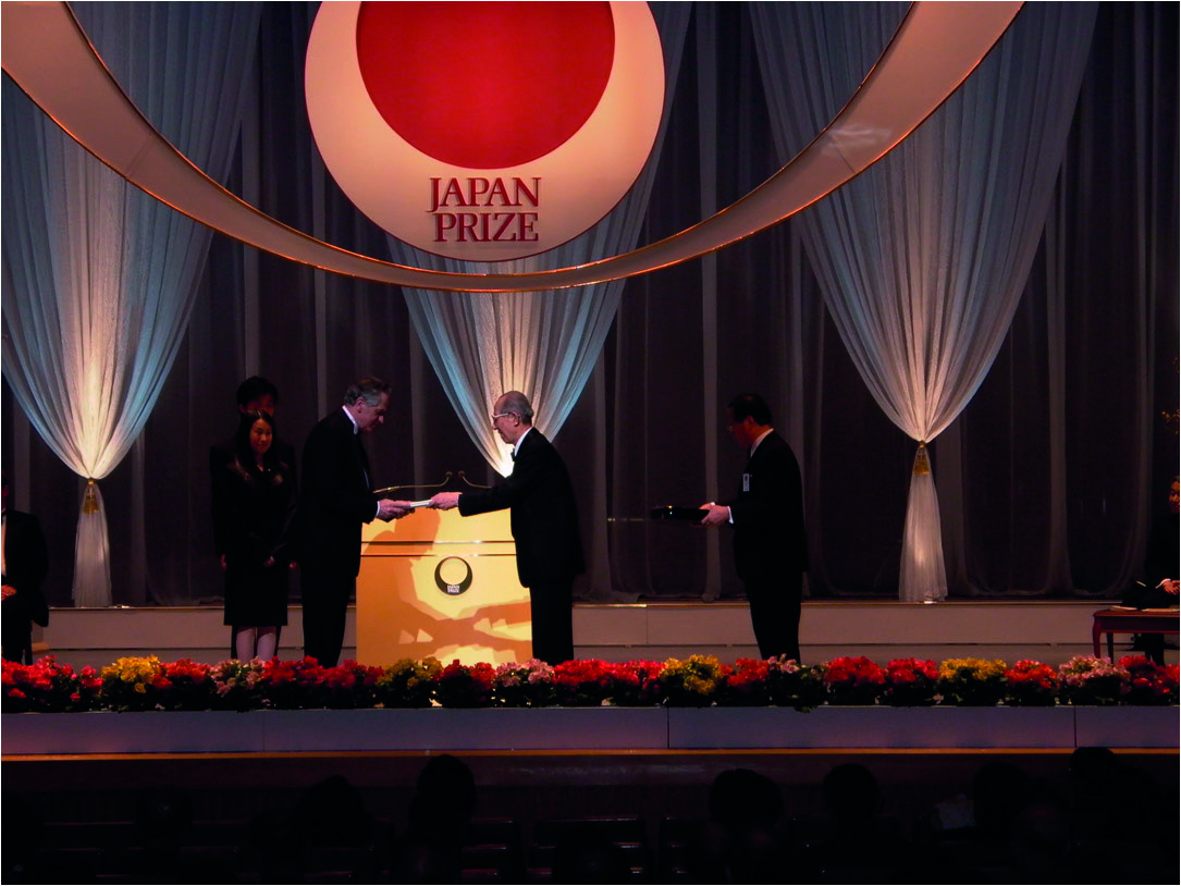 152 Jacek Z. Kubiak, Marek Maleszewski Ryc. 3. W 2002 r. w Tokio odbyła się ceremonia wręczenia prof. Tarkowskiemu prestiżowej nagrody naukowej Japan Prize (fot. z archiwum Zakładu Embriologii UW).