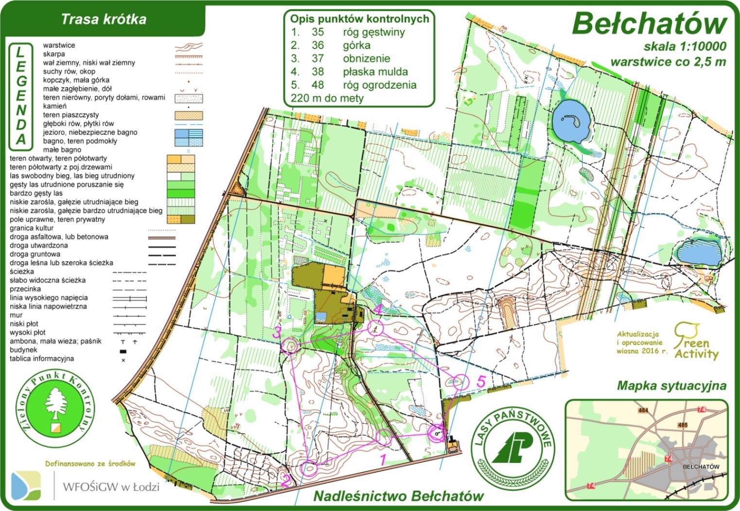 Mapy Mapy wykonane są zwykle w skali 1:15000 lub większej, symbolika jest zgodna z międzynarodowymi normami IOF (International Orienteering Federation). Oznaczają się dużą szczegółowością (np.