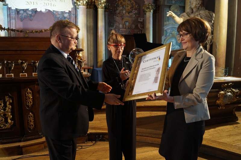 Korzyści z uzyskania certyfikatu Samorządowy Lider Edukacji Samorządy poddają się niezależnej ocenie ze strony ekspertów, która pomaga podnosić efektywność działań w zakresie lokalnej polityki