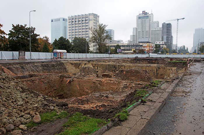 Ruiny fabryki odkopano przy Prostej Przy rondzie Daszyńskiego podczas prac budowlanych