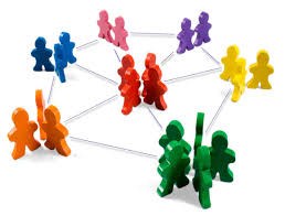 Kapitał społeczny* to te cechy organizacji społecznych, takich jak sieci (układy) jednostek lub gospodarstw domowych oraz powiązanych z nimi norm i wartości, które kreują efekty zewnętrzne dla całej