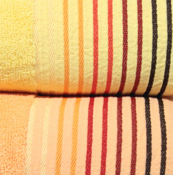TORINO TROPIKALNY Ręcznik bawełniany Torino z delikatną bordiurą w paski dostępny jest w soczystych, ciepłych kolorach.