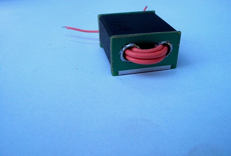 Do nawinięcia transformatora T4 - wyjściowego użyto kabla koncentrycznego teflonowego 25 om-owego ( 4 - odcinki kabla, d- zewn.