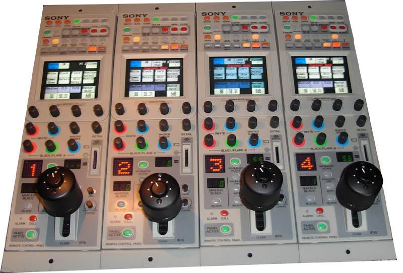 Monitory referencyjne są pod stałą kontrolą operatora CCU. Każdy monitor przedstawia obraz prezentowany przez daną kamerę.
