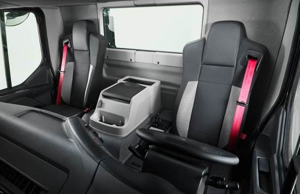 Wnętrze kabiny Wnętrze kabiny jest w pełni wyposażone i odpowiada realnemu otoczeniu w samochodzie ciężarowym marki MAN.