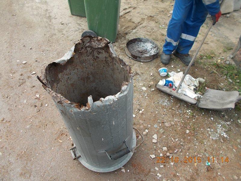 ( ) odnotowano uszkodzony (nie z winy naszych pracowników) pojemnik do składowania odpadów zmieszanych. W pojemniku tym z powodu daleko posuniętej korozji odpadło dno.