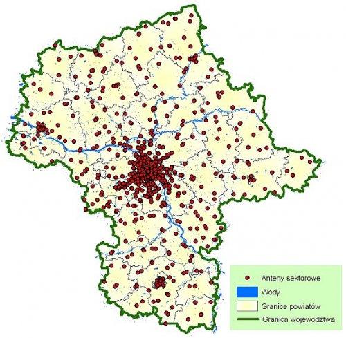 Najczęściej spotykanymi źródłami mikrofal są urządzenia nadawczo odbiorcze sieci telefonii komórkowej. Urządzenia takie znajdują się zwykle na specjalnych masztach bądź wysokich kominach i budynkach.