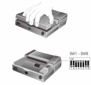 5 Przygotowanie drukarki do pracy Zdjęcie pokrywy przegródki na papier Ustawienie mikroprzełącznika Mikroprzełącznikami (switches) ustawia się tryb eksploatacji drukarki.