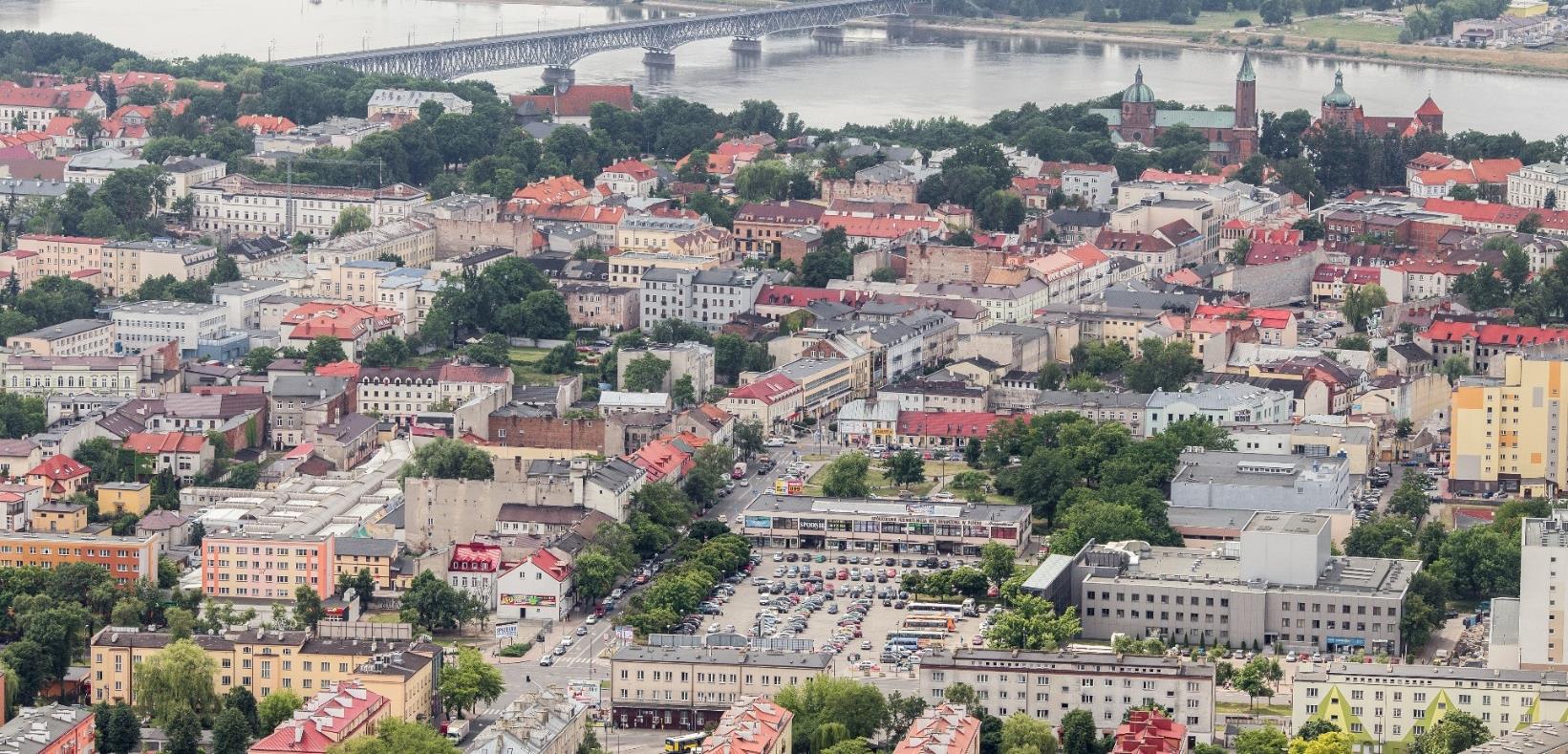 Problemy obszarowe z parkowaniem Problemy związane z parkowaniem dotyczą przede wszystkim stref centralnych miast, w których w obszarach wielofunkcyjnych staromiejskiej zabudowy przemieszcza się