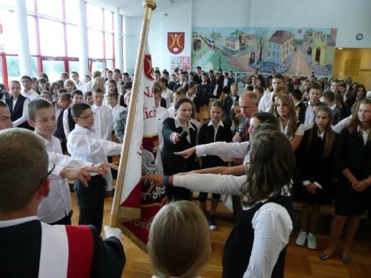 ŚWIĘTO SZKOŁY, czyli DZIEŃ PATRONA Od 2002 roku patronem Gimnazjum jest Sługa Boży ks. Michał Sopoćko. Każdego roku w dniu jego imienin obchodzimy Święto Szkoły.