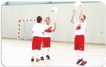 Akademia Młodych Orłów ORLIKI (10-11 lat) JUNIOR E - część wstępna II ukierunkowana na rozwój umiejętności piłkarskich koordynacja ruchowa i czucie piłki W tej części zajęć, która trwa ok. 15 min.