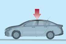 PODUSZKI POWIETRZNE BOCZNE (zależnie od wyposażenia) W celu zwiększenia ochrony pasażerów w przypadku zderzenia bocznego samochód wyposażony jest w przednie boczne poduszki powietrzne (Side bags) i