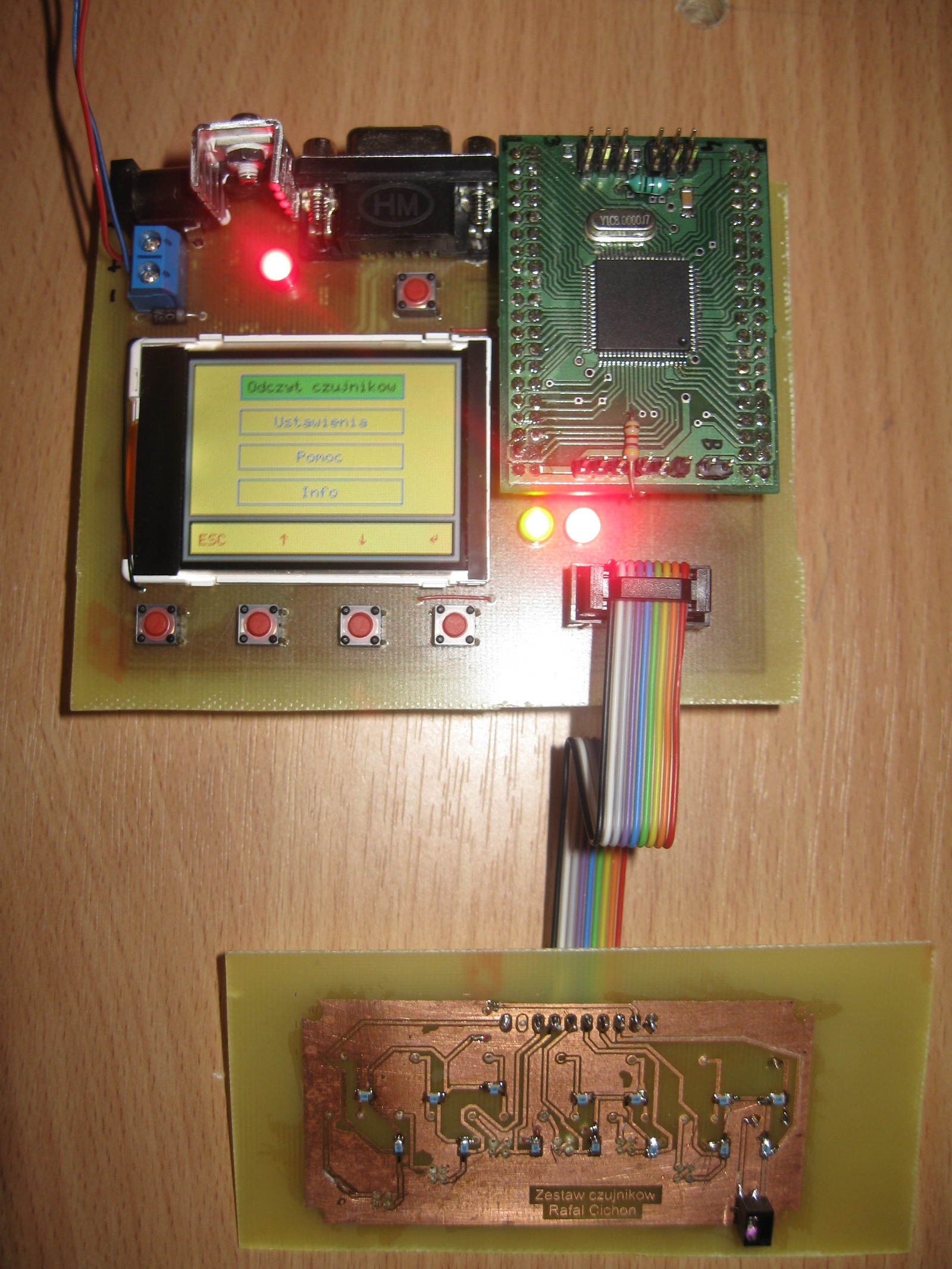 Rysunek 2: Wygląd działającego urządzenia. modułu mikrokontrolera, MAX232, płytki czujników oraz klawiatury.