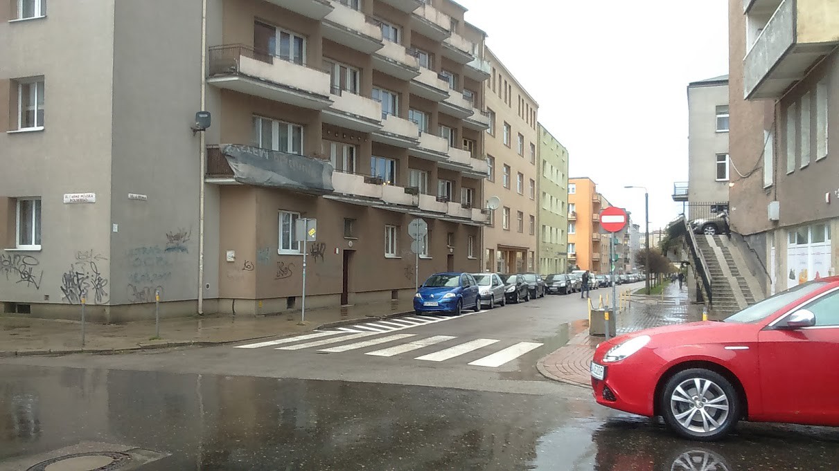 W okolicach szkoły poruszanie utrudnia mnogość ulic jednokierunkowych, które znacznie wydłużają dojazd.