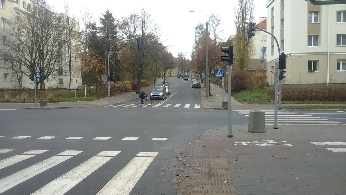 ul. Legionów - widok w stronę szkoły przez ul. Piłsudskiego Nasze sugestie dotyczące poprawy infrastruktury obejmowały głównie tereny położone najbliżej szkoły.