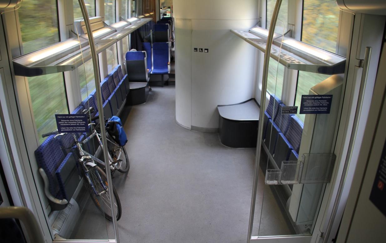 Przewóz rowerów - tabor Informacja o tym, jak przewozić rowery przy wejściu do przedziału oraz prośba do podróżnych, by