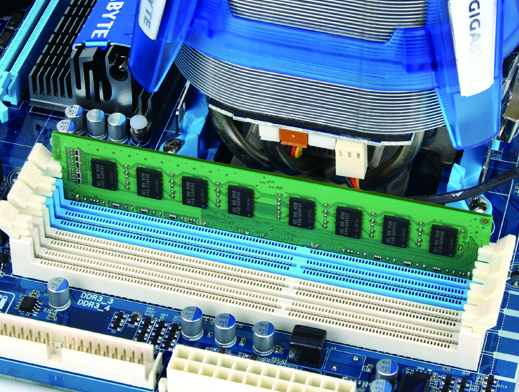 -4-2 Instalacja pamięci Aby zapobiec uszkodzeniu modułu pamięci, przed jego instalacją należy wyłączyć komputer i odłączyć kabel zasilania.