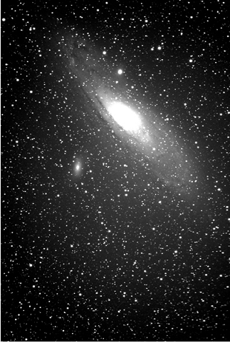 M57 mgławica planetarna w Lutni (Lyr) M27 mgławica planetarna w Lisie (Vul) Mgławice planetarne nie mają nic wspólnego z tworzeniem się planet Powstają w wyniku odrzucenia zewnętrznych warstw gwiazdy.