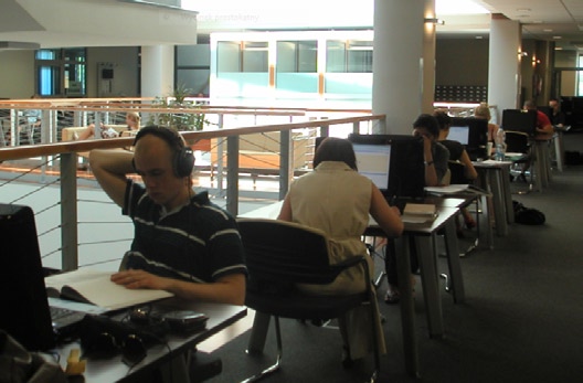 Przestrzeń otwarta w Bibliotece Aż 61% studentów zagranicznych uważa, że należy wprowadzić zmiany w organizacji przestrzeni bibliotecznej.